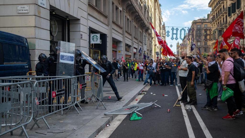 Enfrentamientos entre trabajadores y Mossos en la manifestación del sector del metal en Barcelona
