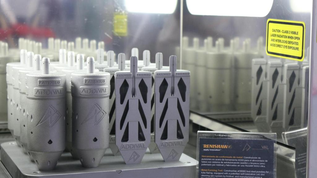 Construcción ilustrativa de punzones de deformación en frío para el sector automotriz, con cavidades internas destinadas a la lubricación y al paso de aire comprimido para optimizar su rendimiento en fábrica