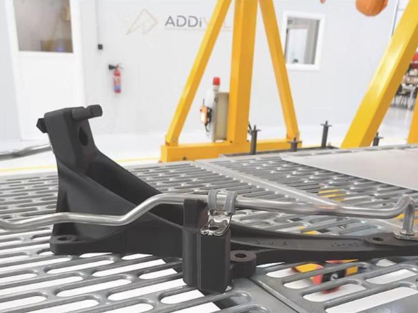 Utillatge de control de qualitat per tubs d'automoció en poliamida amb càrrega i reforç de fibra de carboni