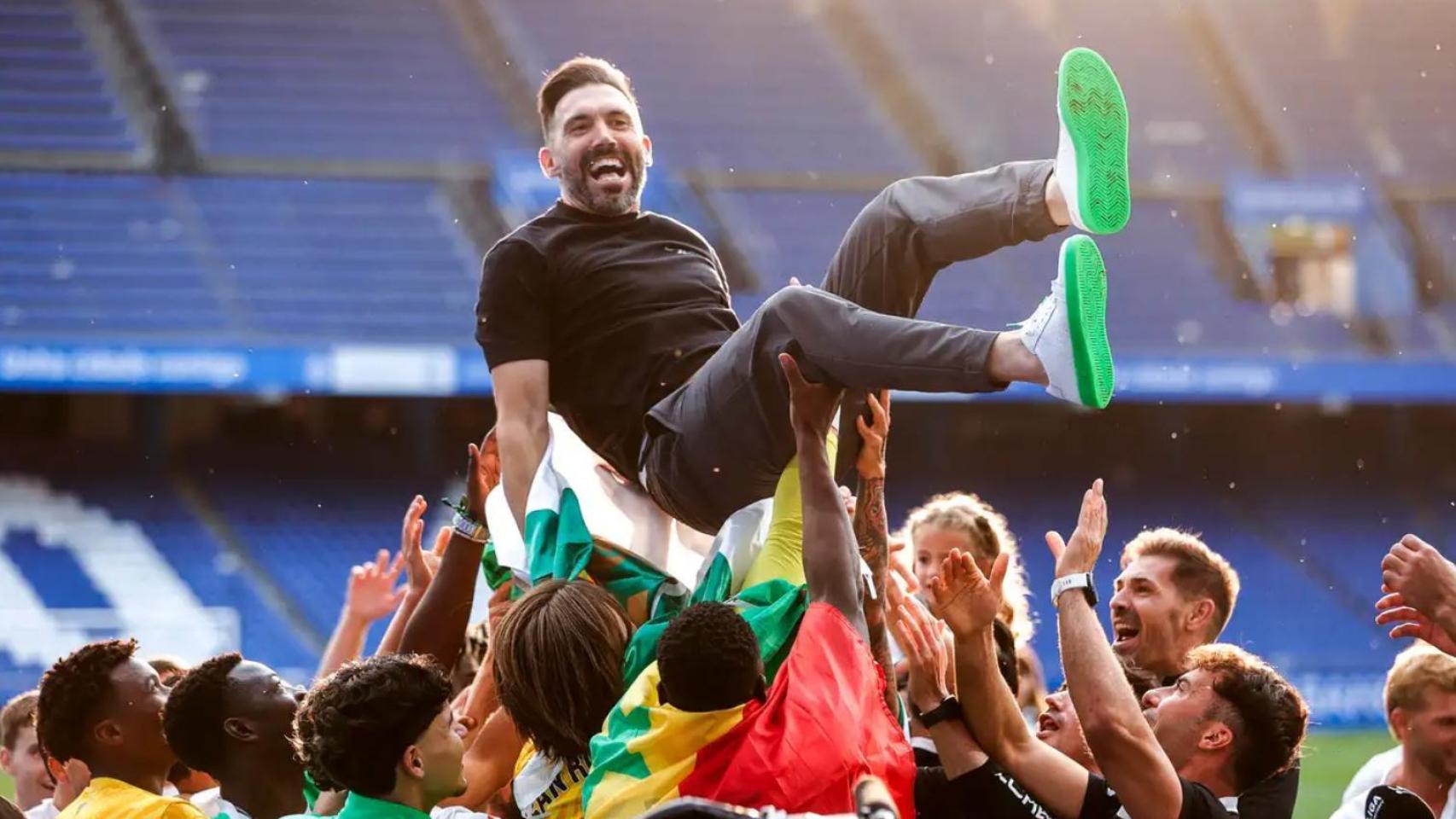 Eder Sarabia, manteado tras consumar el ascenso del Elche a Primera División