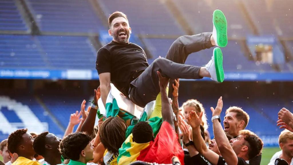 Eder Sarabia, manteado tras consumar el ascenso del Elche a Primera División