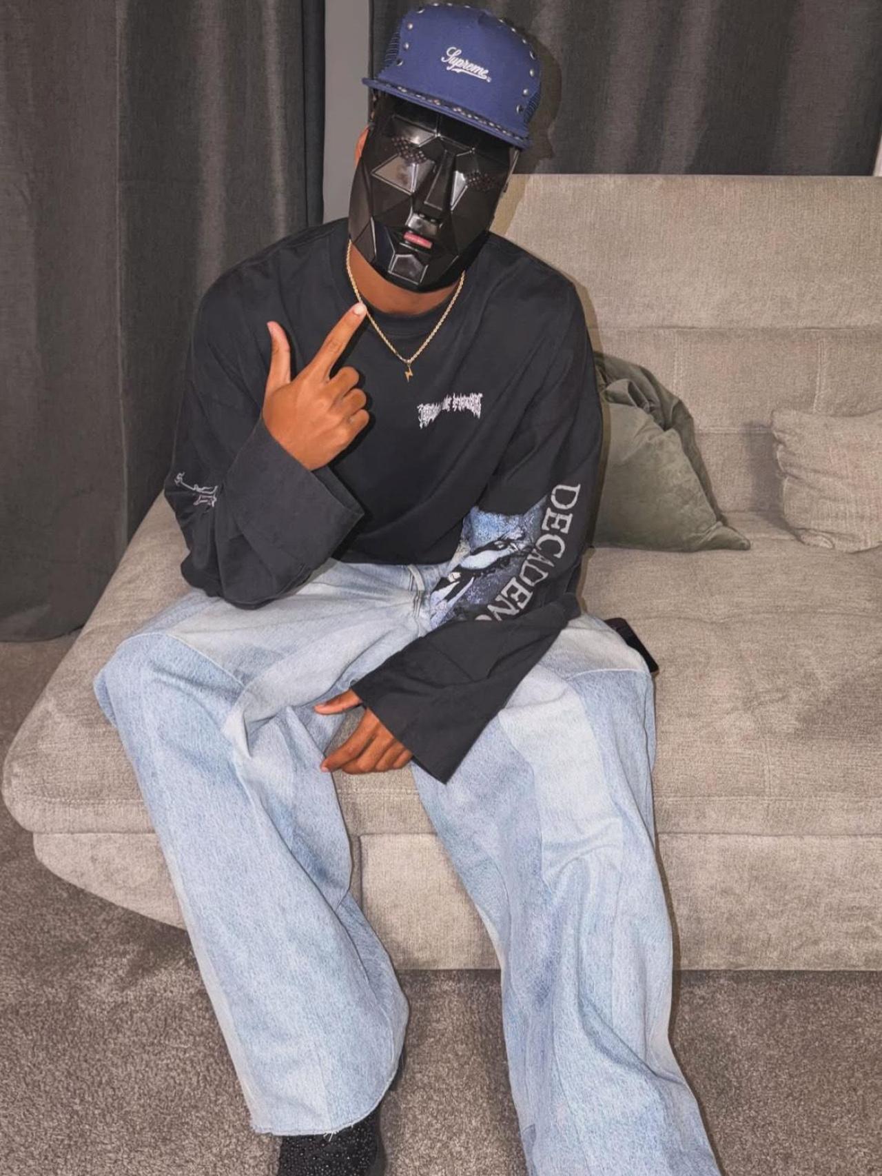 Lamine Yamal posa con una máscara de 'El Juego del Calamar'