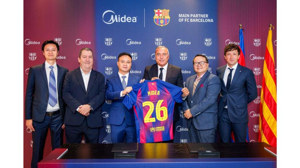Rafa Yuste, en la firma del nuevo patrocinio de Midea