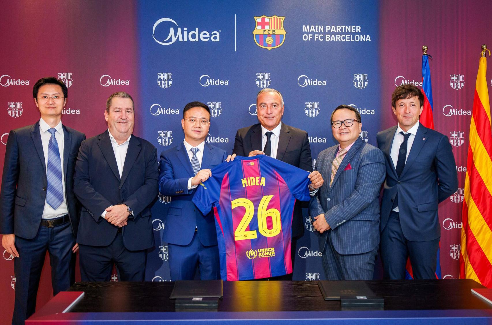Rafa Yuste, en la firma del nuevo patrocinio de Midea