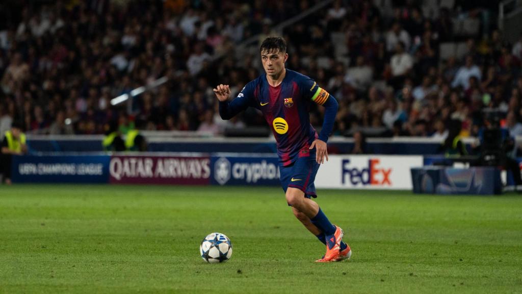 Pedri condueix la pilota durant el Barça-PSG