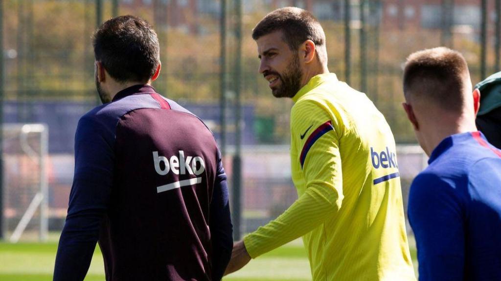 Eder Sarabia xerra amb Gerard Piqué a la sortida d'un entrenament del Barça