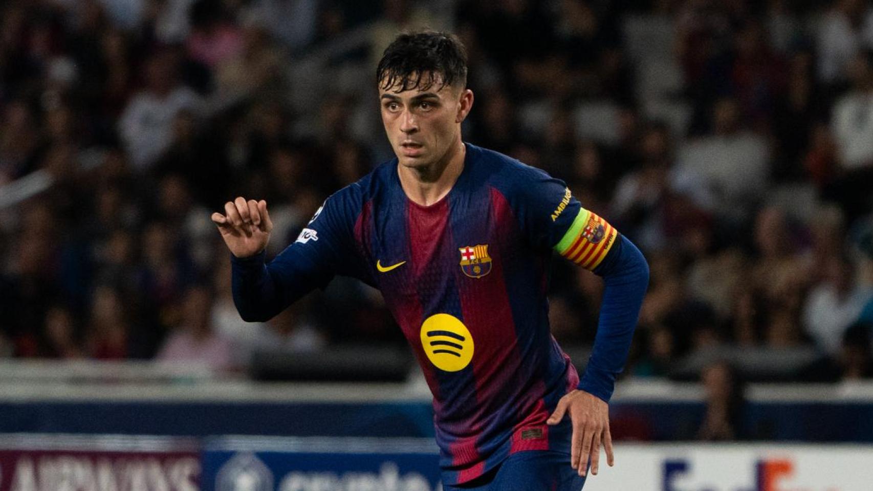 Pedri conduce el balón durante el Barça-PSG