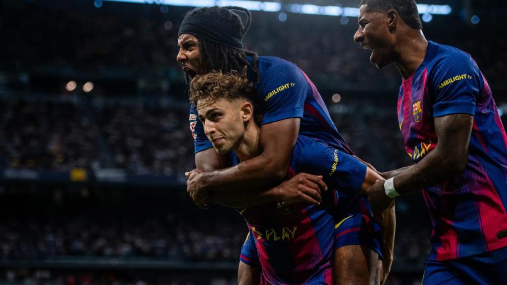 Jules Koundé y Marcus Rashford celebran el gol de Fermín López en el clásico Real Madrid-Barça
