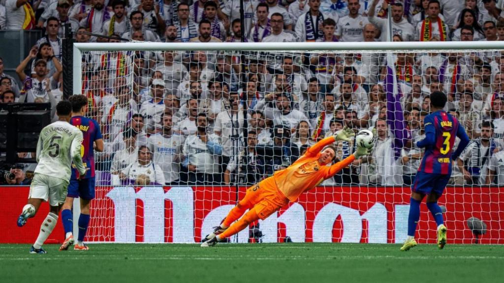 Wojciech Szczesny realiza una parada durante el clásico Real Madrid-Barça