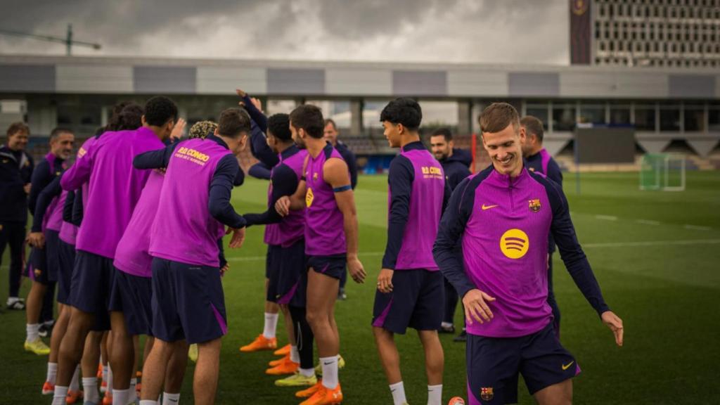 Los jugadores del Barça hacen el pasillo a Dani Olmo, tras volver a los entrenamientos