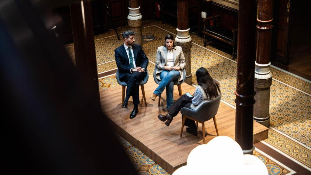 Vista aérea de Alexander Salvador y Cristina Capuz durante la entrevista con Crónica Global en uno de los salones del ICAB