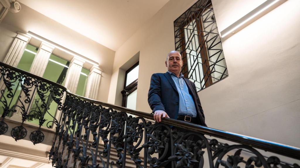 Carles Ramió recibe a Crónica Global en la planta noble de la Escola de l'Administració Pública de Catalunya, de la que fue director