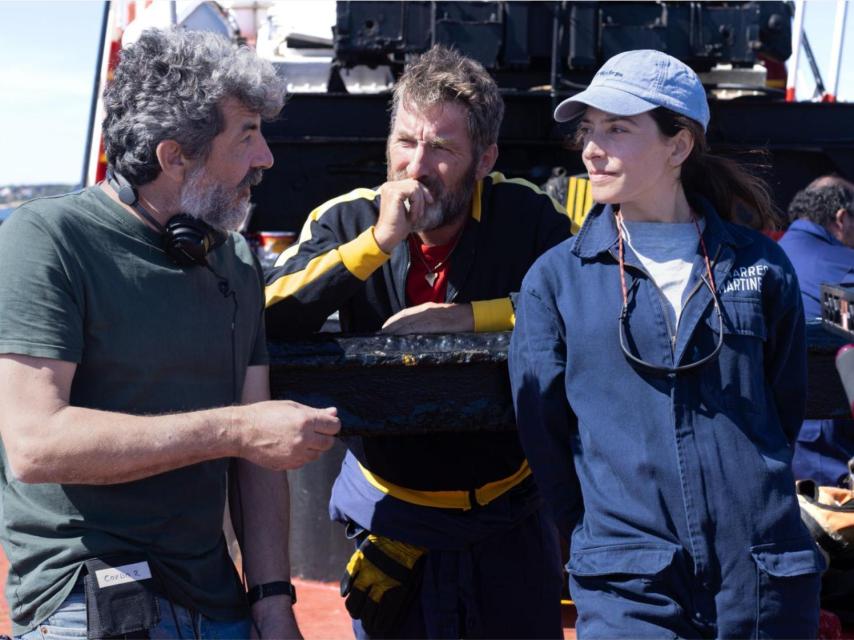 Alberto Rodríguez durante el rodaje junto a los actores protagonistas