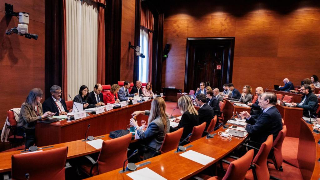Comisión de Interior y Seguridad Pública en el Parlament, con los 'consellers' Albert Dalmau y Núria Parlon