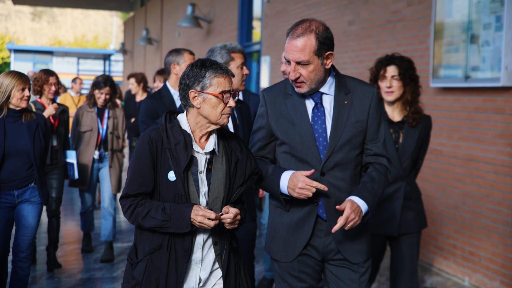Los 'consellers' Olga Pané y Ramon Espadaler durante el cierre del acuerdo este jueves, 30 de octubre, en Can Brians