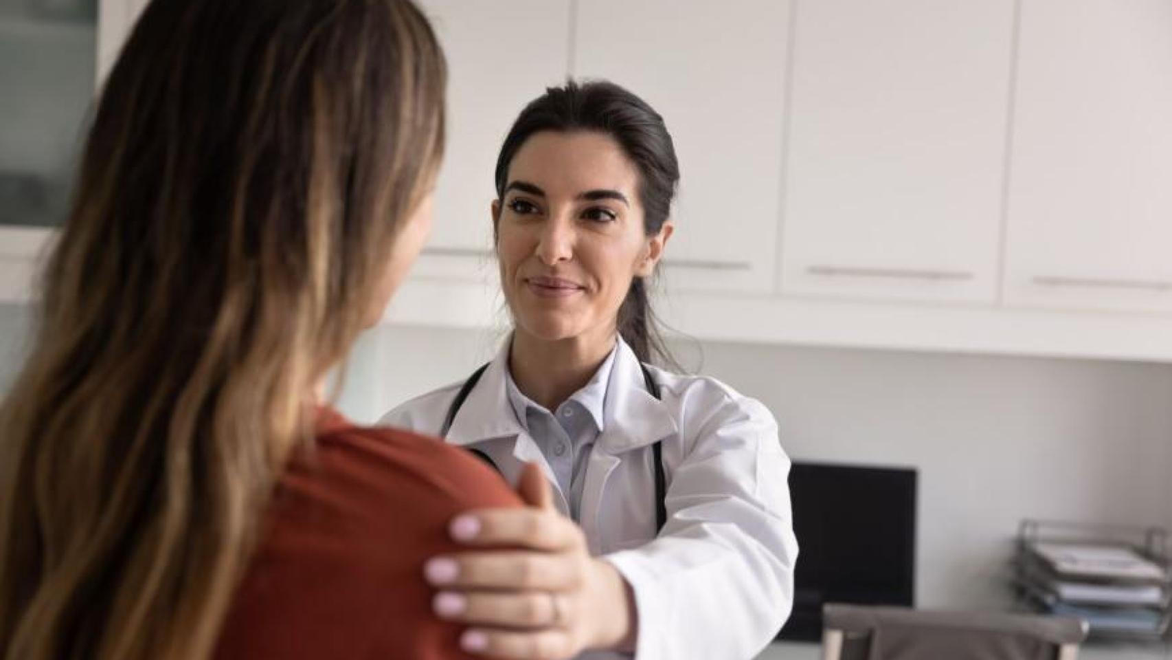 Doctora con paciente