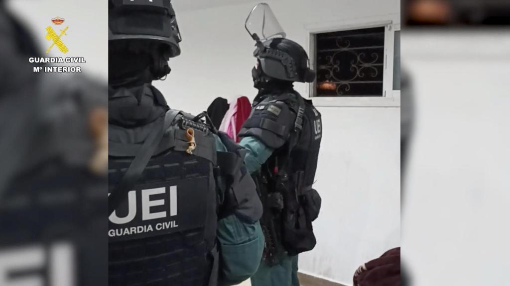 Imatge dels agents del GEI durant l'operatiu de detenció