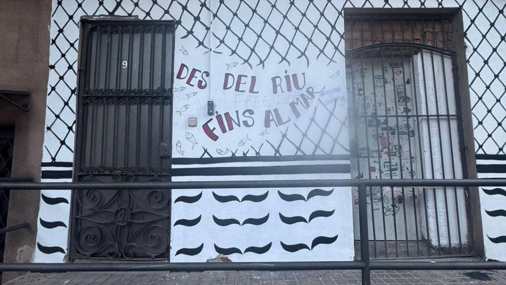 Em mural propalestino pintado sobre una fachada de la avenida de Vallcarca de Barcelona