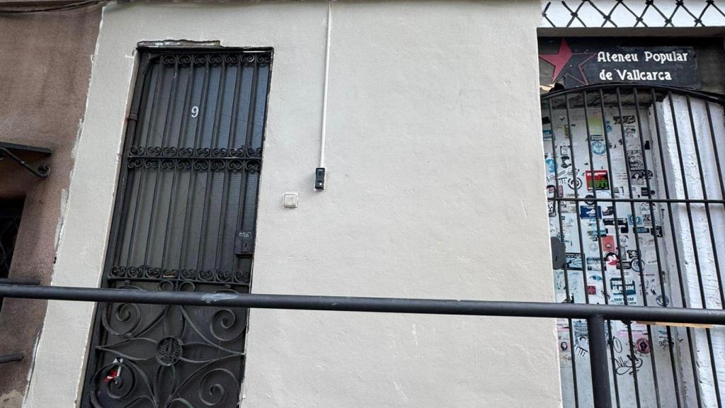 Imagen actual de la fachada del edificio de la avenida de Vallcarca de Barcelona, donde han tapado parcialmente le mural propalestino