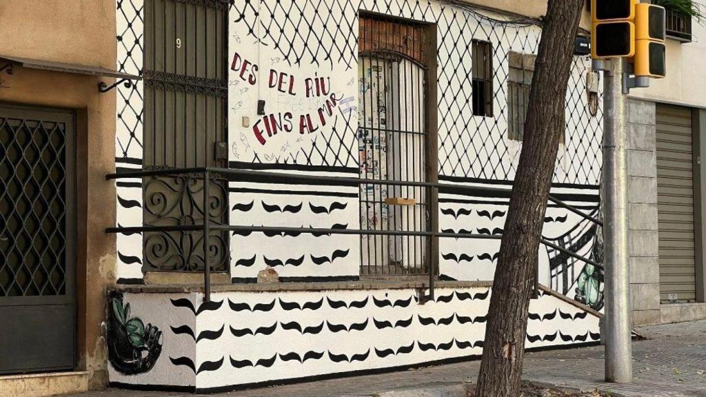 Mural en la fachada que comparten el Ateneu de Vallcarca y otra vivienda donde residen dos mujeres israelíes, en Barcelona