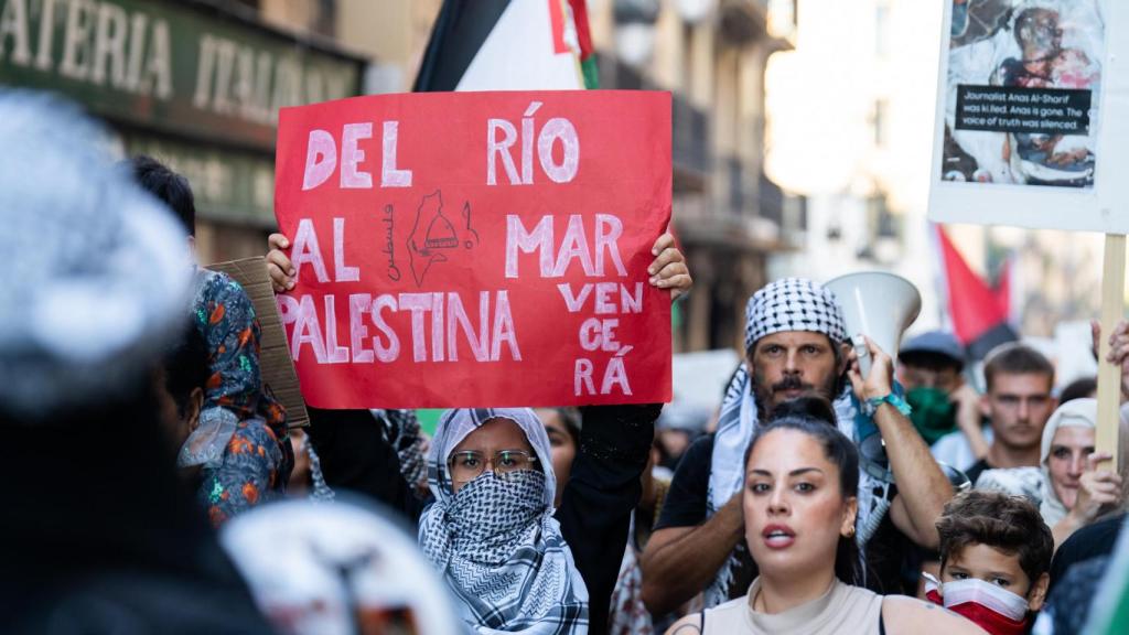 Una protestante propalestina en la manifestación del 6 de octubre en Barcelona