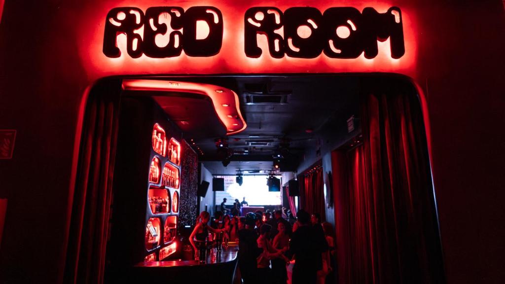 Decenas de jóvenes chinos ocupan la 'Red Room' de Ku