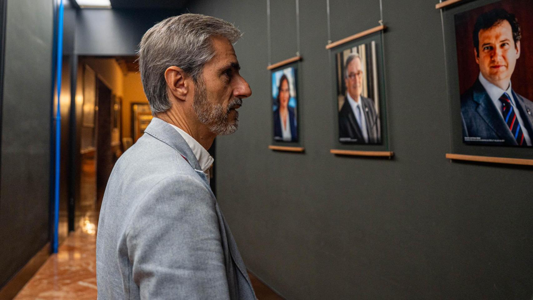 Gonzalo de Oro, en los pasillos del ayuntamiento de Barcelona