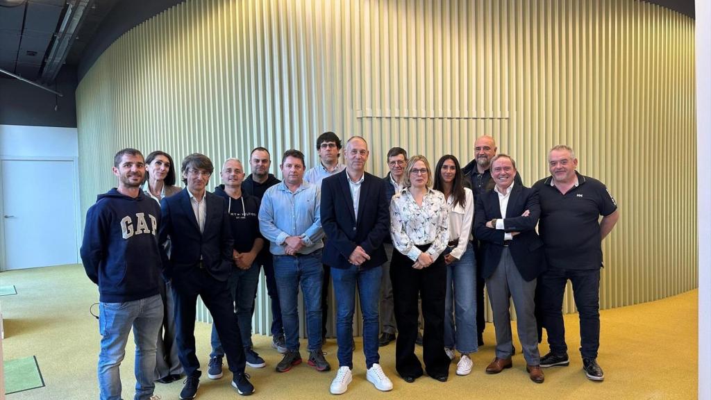 El nuevo presidente de Afrucat, Andreu Viladegut, con el equipo directivo de la patronal / EP
