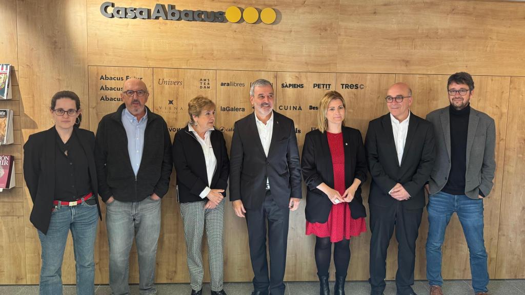 Jaume Roures, durant la inauguració de la Casa Abacus, al costat de l'alcalde Jaume Collboni i la consellera Raquel Sans, entre altres personalitats
