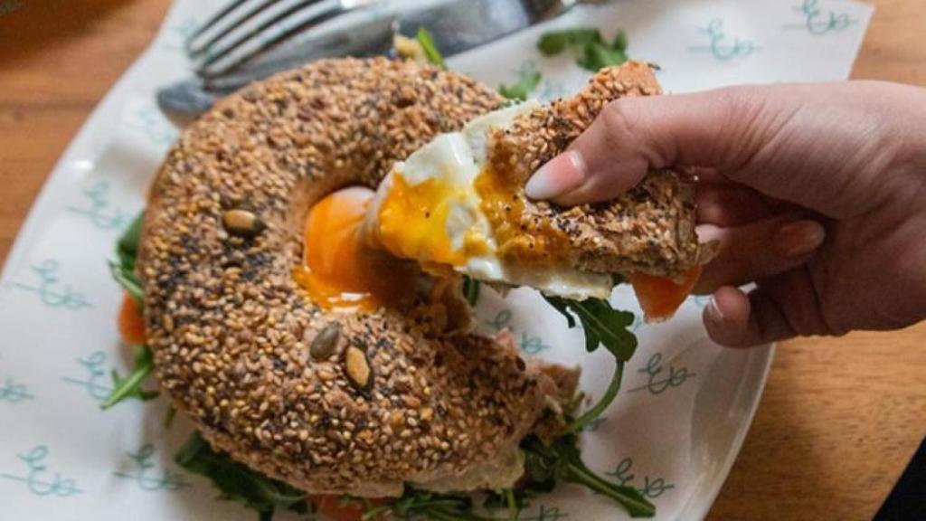 Un bagel del Café Europa, el restaurante preferido de Joan Laporta para desayunar