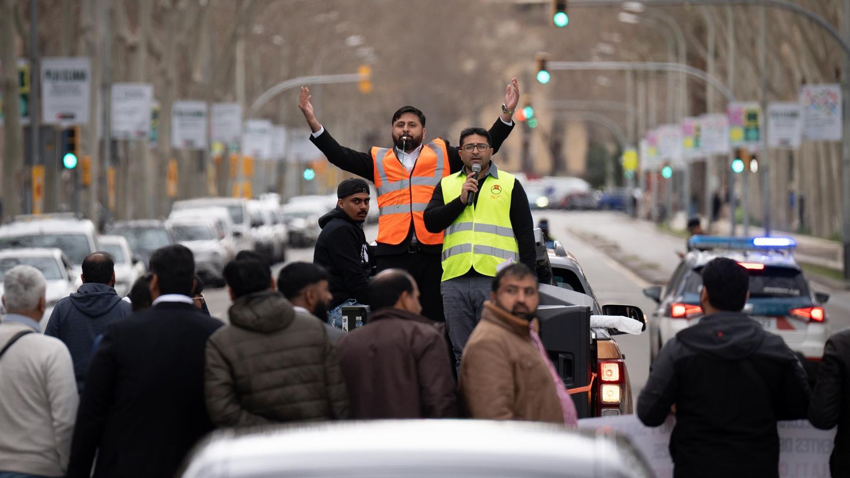 Conductores y empresarios de VTC durante la marcha lenta de las VTC de Catalunya
