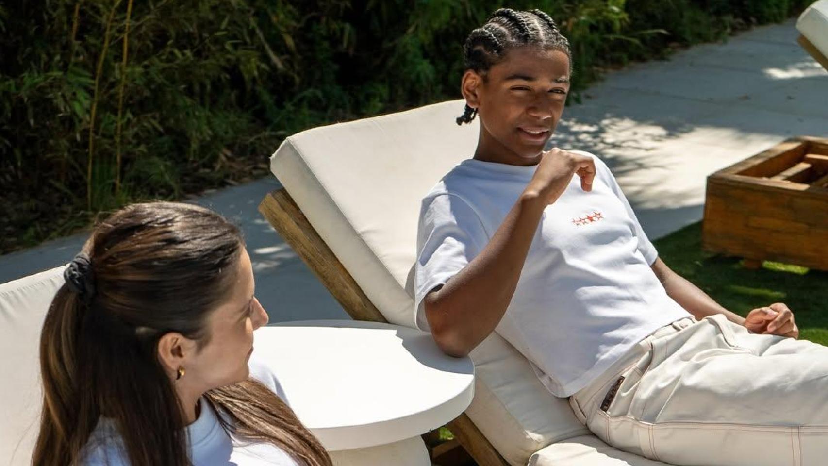 La historia de Manel Surroca, el joven de 18 años que ha conquistado a Jules Koundé con su marca de moda