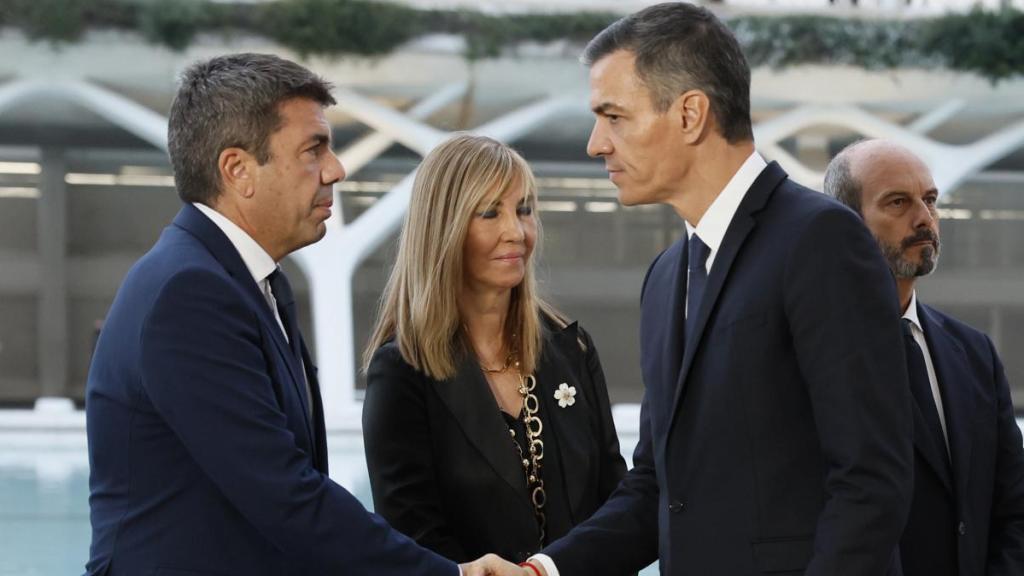 El presidente del Gobierno, Pedro Sánchez, saludando al presidente de la Generalitat Valenciana, Carlos Mazón, a su llegada al funeral de Estado por las 237 víctimas de la DANA