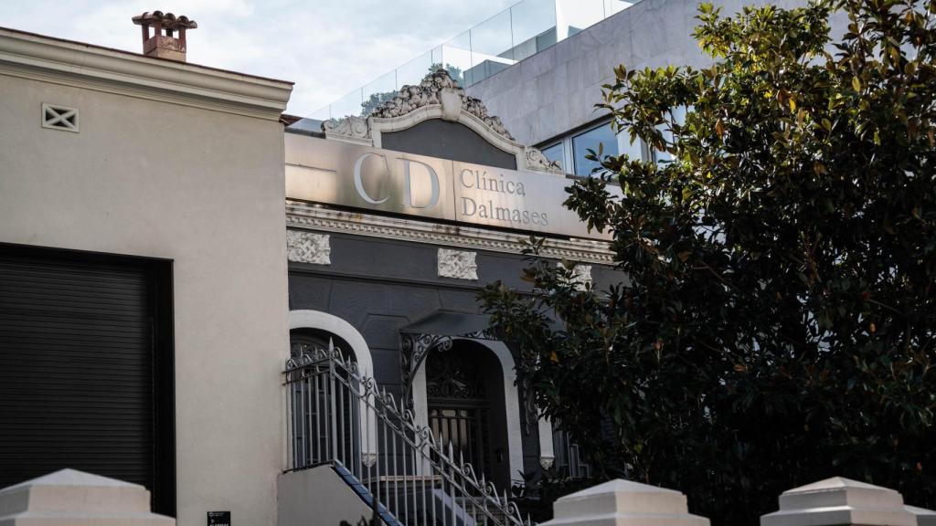 Façana de la clínica Dalmases, a Sarrià, on es concentren els col·lectius antiavortistes