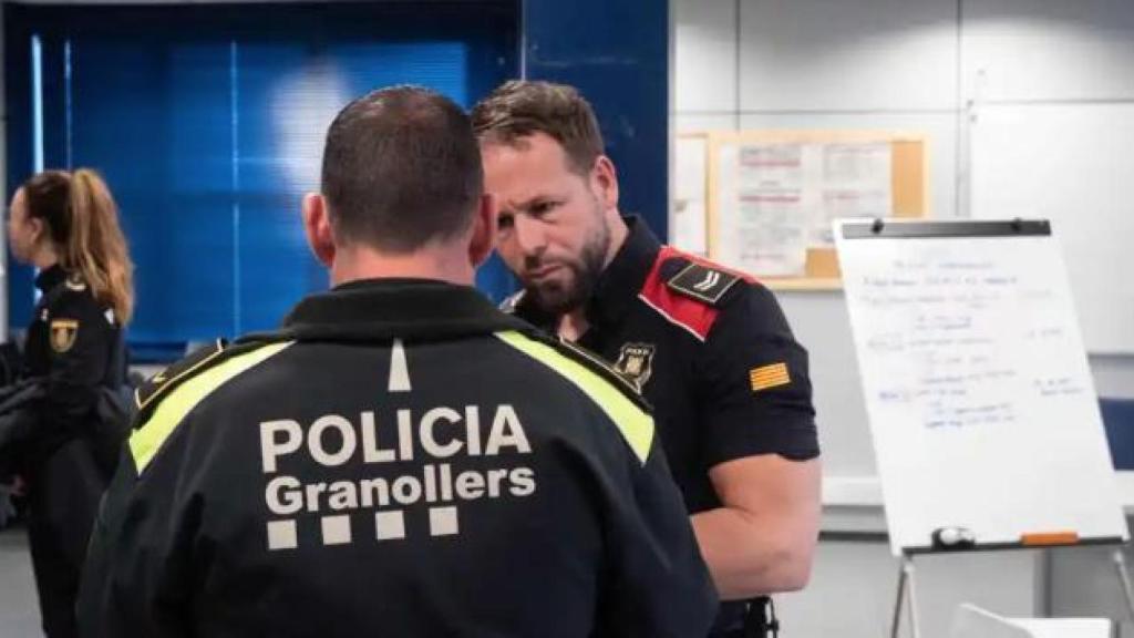 Agente de la Policía Local de Granollers durante un 'briefing' con Mossos d'Esquadra
