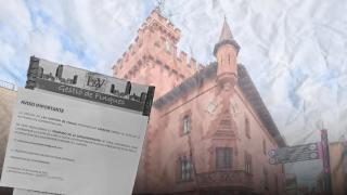 Imagen del Ayuntamiento de Viladecans (Barcelona) con el cartel que ha aparecido en la puerta de la gestora de fincas señalada por presunta estafa