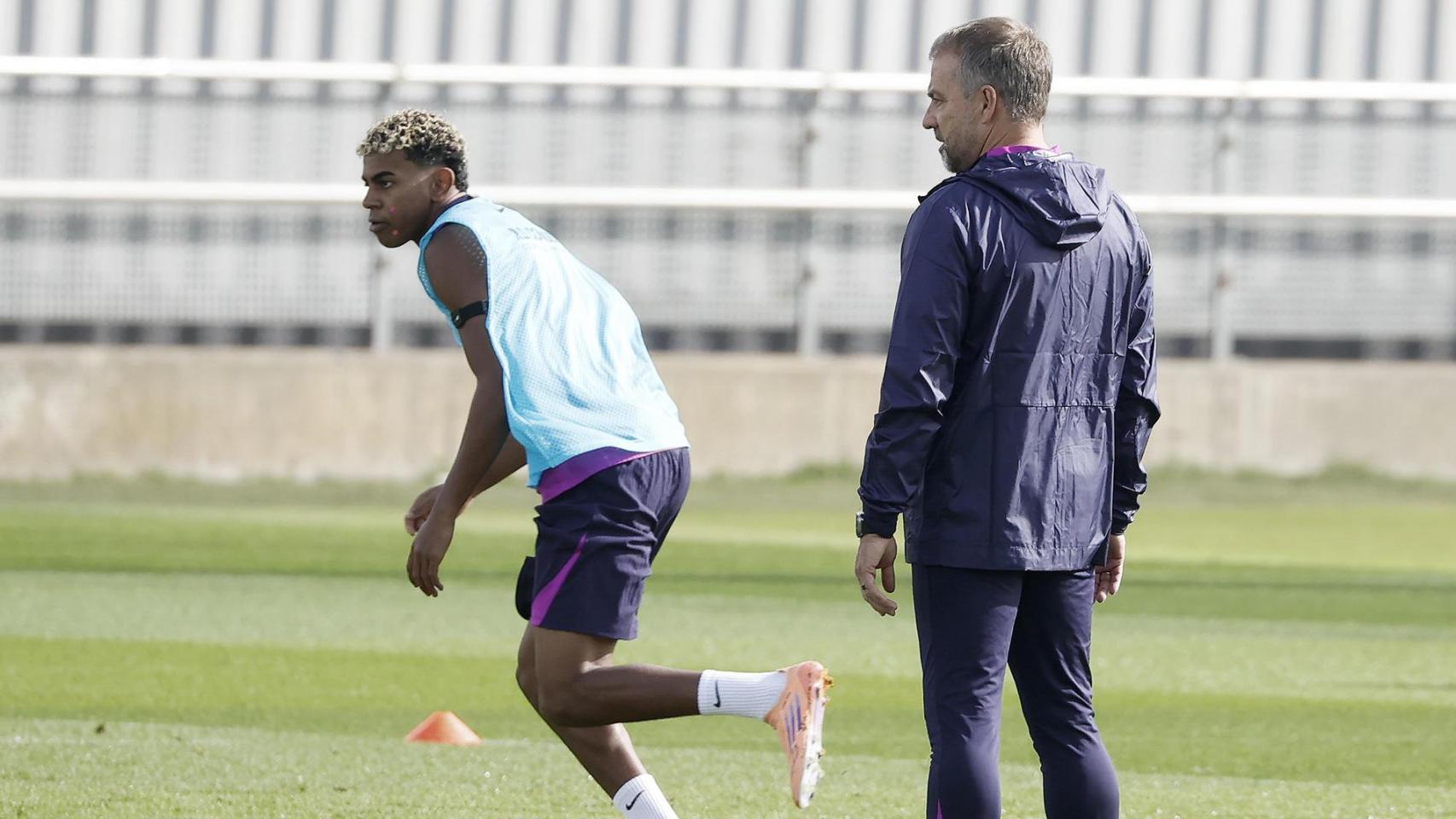 Lamine Yamal y Hansi Flick en el entrenamiento previo al Barça-Elche