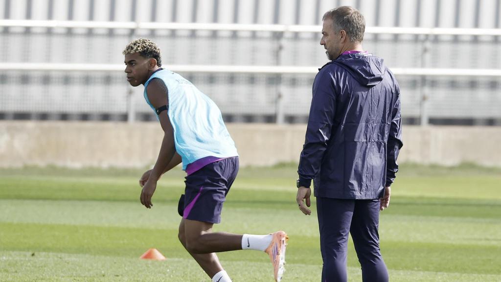 Lamine Yamal y Hansi Flick en el entrenamiento previo al Barça-Elche