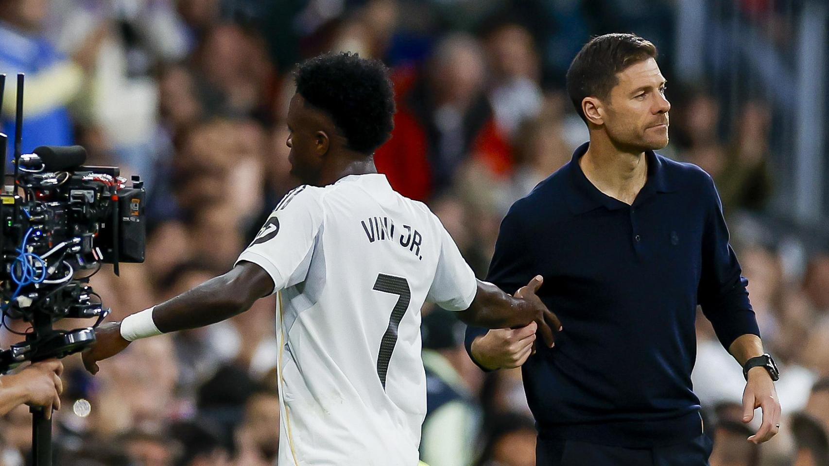 Xabi Alonso saluda a Vinicius Jr tras su sustitución en el Real Madrid-Valencia