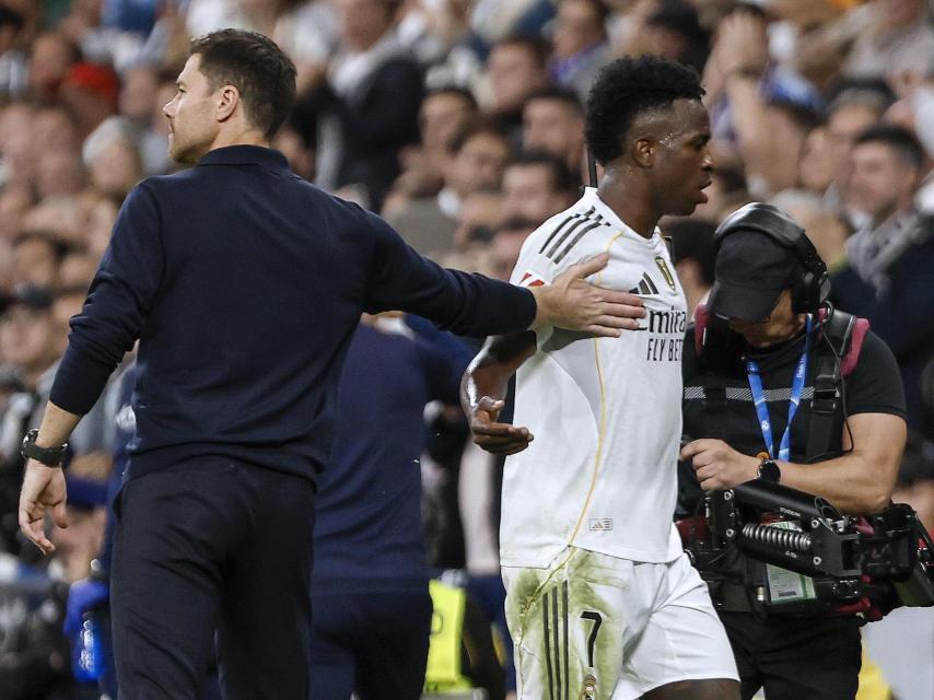 Vinicius y Xabi Alonso se saludan tras su sustitución en el Real Madrid-Valencia