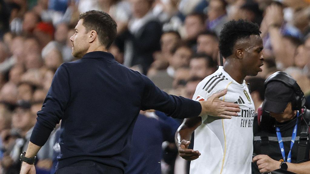 Vinicius i Xabi Alonso es saluden després de la seva substitució al Real Madrid-València