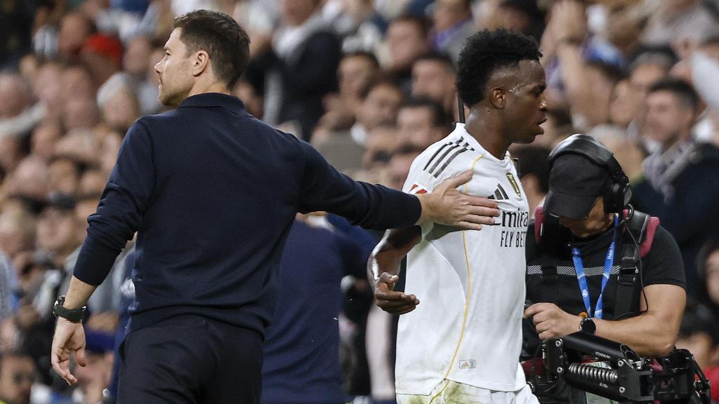 Vinicius y Xabi Alonso se saludan tras su sustitución en el Real Madrid-Valencia