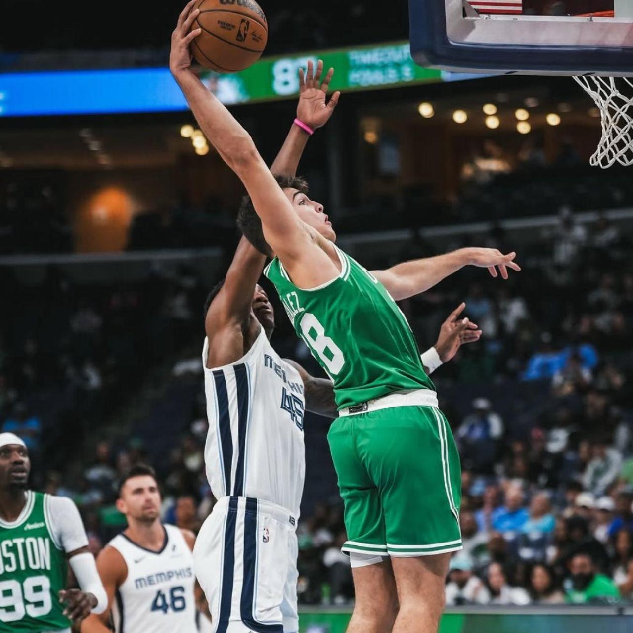Hugo González anota amb un mat en un partit dels Boston Celtics