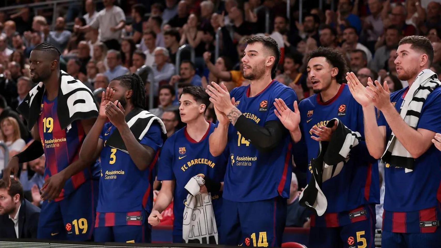 Los jugadores del Barça de basket en el banquillo del Partizan-Barça de la Euroliga