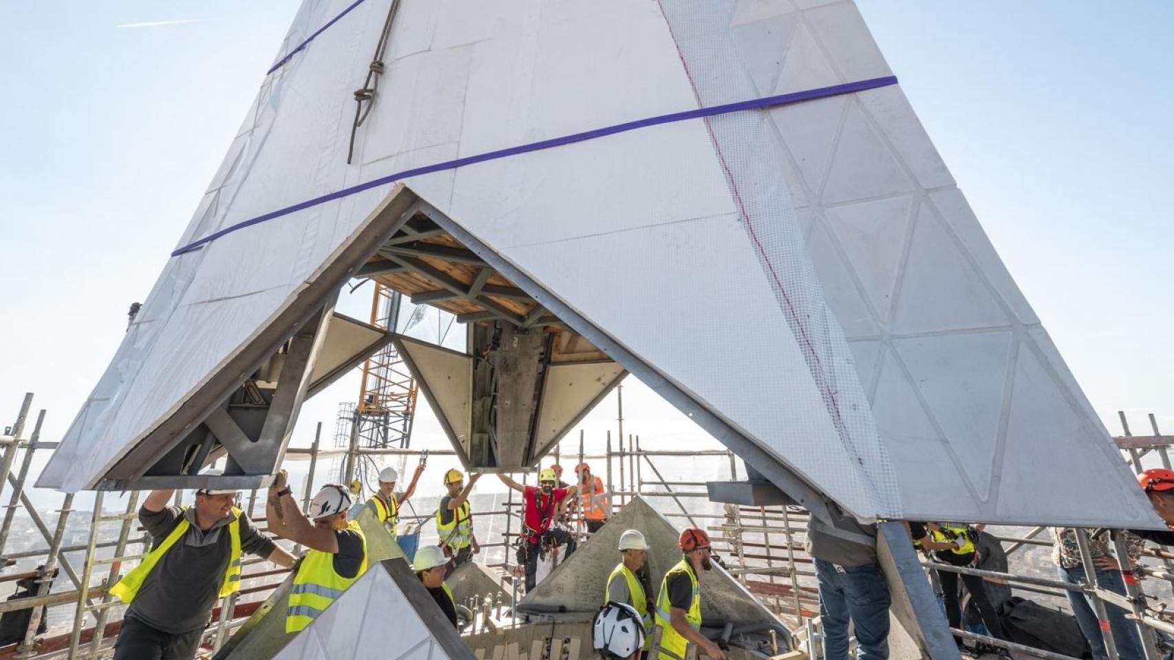 La Sagrada Familia coloca el primer elemento de la cruz de la torre de Jesucristo