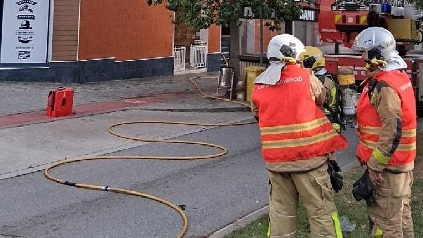 Bomberos en la extinción de un incendio en una pizzería de Canet de Mar
