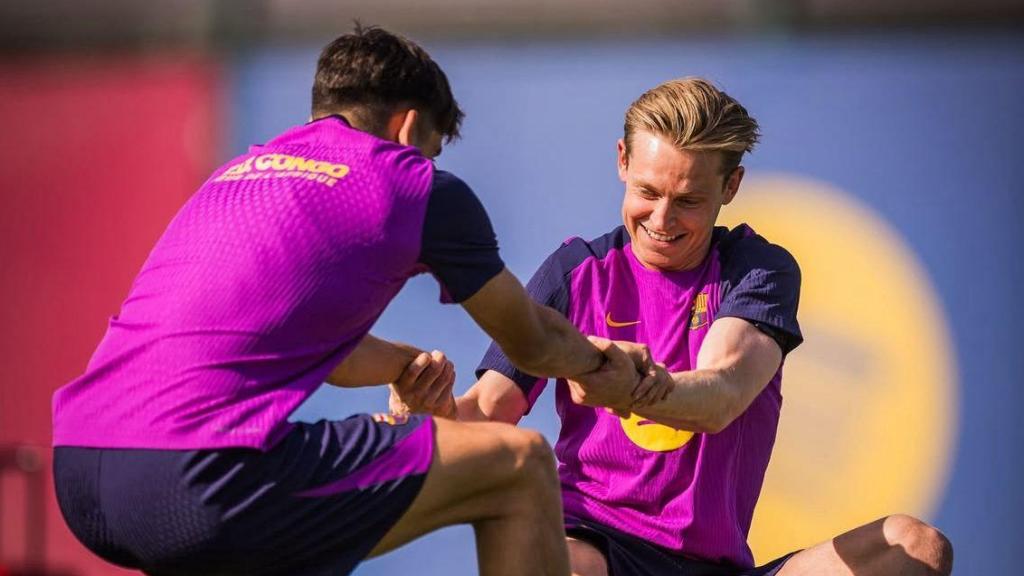 Pau Cubarsí y Frenkie de Jong en un entrenamiento del Barça