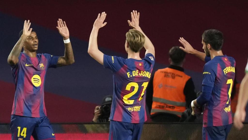Marcus Rashford, Frenkie de Jong i Ferran Torres celebren un gol al Barça-Elx