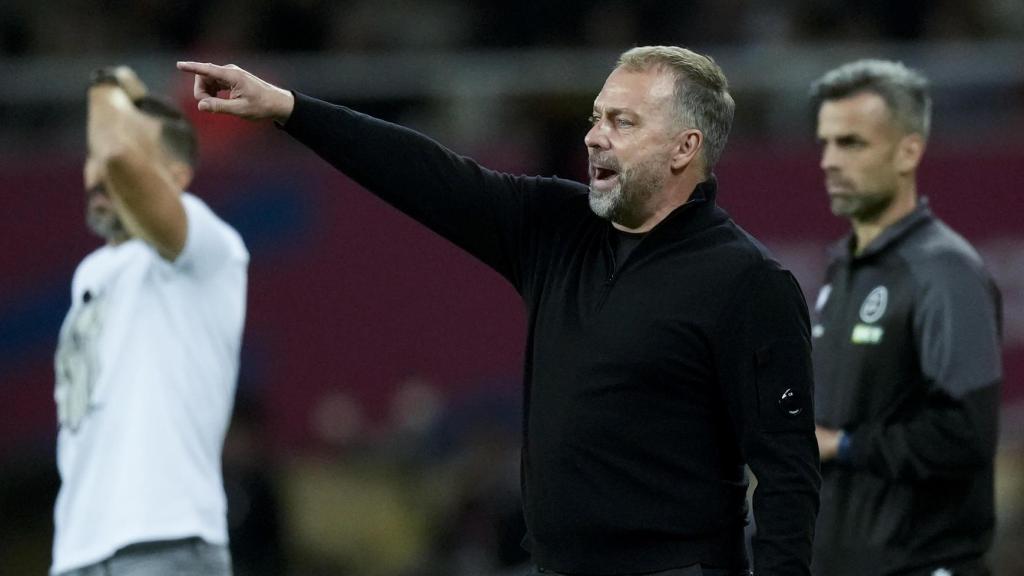 Hansi Flick dóna indicacions durant el Barça-Elx