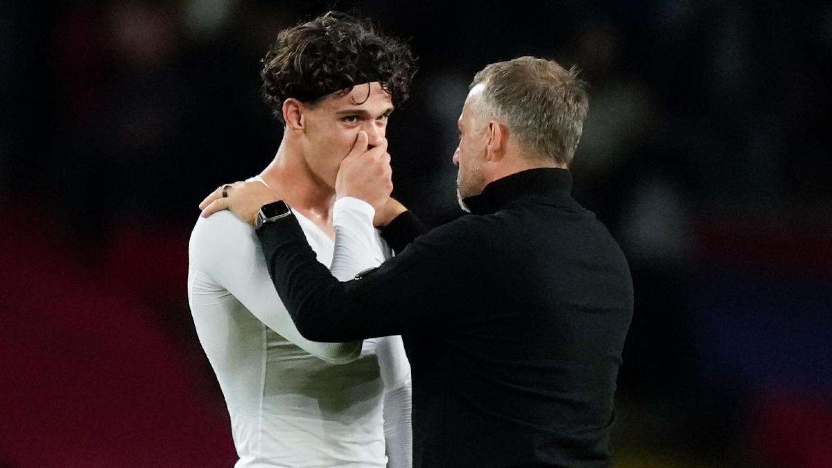 Héctor Fort y Hansi Flick charlan tras el Barça-Elche